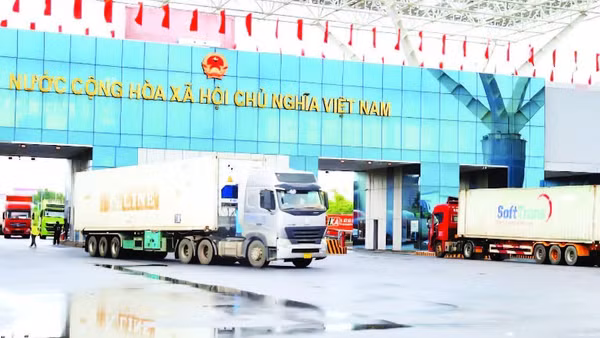 Hàng hóa thông quan qua Cửa khẩu Bắc Luân 2, Quảng Ninh.