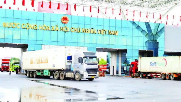 Hàng hóa thông quan qua Cửa khẩu Bắc Luân 2, Quảng Ninh.