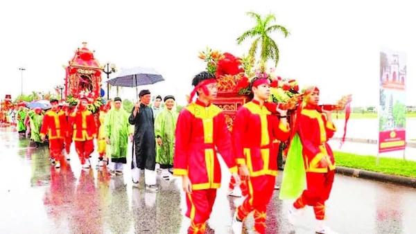 Nghi lễ rước kiệu tại lễ hội Đền Trần.