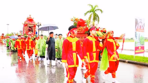 Nghi lễ rước kiệu tại lễ hội Đền Trần.