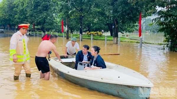 Cảnh sát giao thông tỉnh Lào Cai dùng thuyền nan hỗ trợ đại biểu kịp thời gian dự Đại hội Đảng bộ tỉnh. (Ảnh: THANH SƠN).