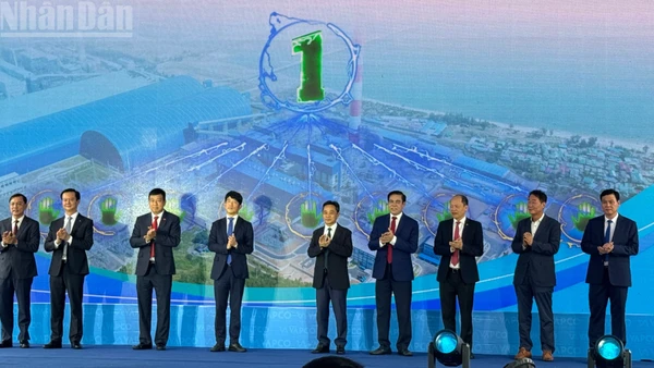Các đồng chí lãnh đạo tỉnh Hà Tĩnh và chủ đầu tư thực hiện nghi thức khánh thành Tổ máy số 1.