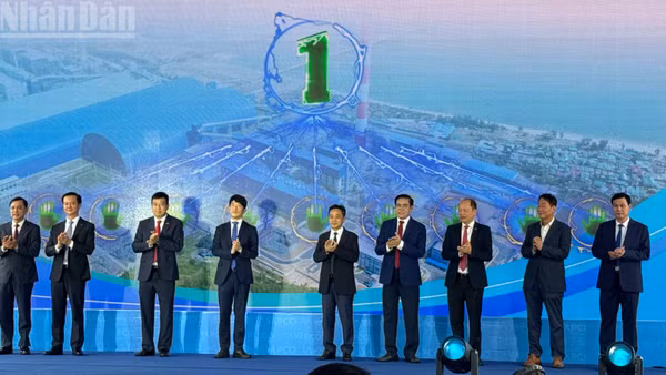 Các đồng chí lãnh đạo tỉnh Hà Tĩnh và chủ đầu tư thực hiện nghi thức khánh thành Tổ máy số 1.