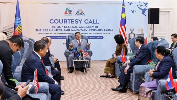 Chủ tịch Hạ viện Malaysia Tan Sri Dato’ Johari bin Abdul tiếp các Trưởng đoàn tham dự AIPA-46. (Ảnh: TTXVN)