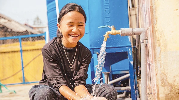 Ngân, cô bé 10 tuổi (Điện Biên), háo hức với trạm bơm nước mới ở trường. Ảnh: UNICEF 