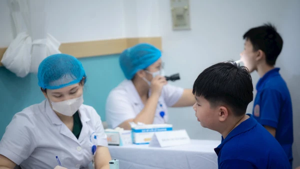 Công tác khám sức khỏe định kỳ đầu năm học được nhấn mạnh cần phải quan tâm hơn đến tầm soát các chứng bệnh về tim mạch, huyết áp, lo âu... Ảnh: Thế Đại