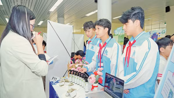 Các em học sinh Trường Chu Văn An, Ea Kar, Đắk Lắk, đang giới thiệu sản phẩm STEM của mình.