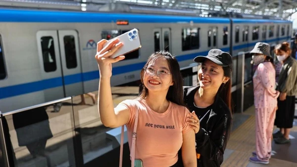 Người dân chụp ảnh kỷ niệm khi trải nghiệm metro Bến Thành - Suối Tiên. 