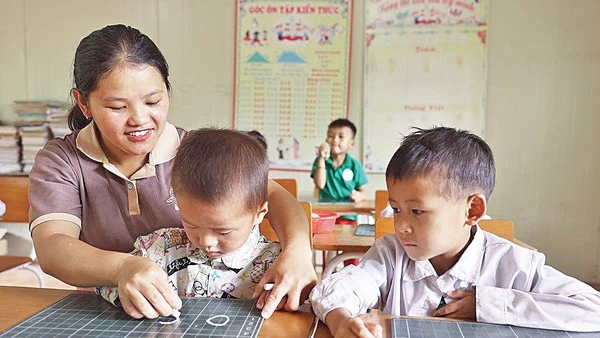 Sắp xếp các cơ sở giáo dục khắc phục các điểm trường lẻ.