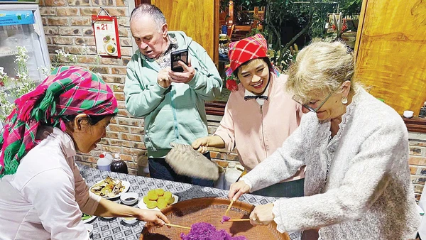 Du khách thích thú trải nghiệm văn hóa địa phương tại bản Vặt.