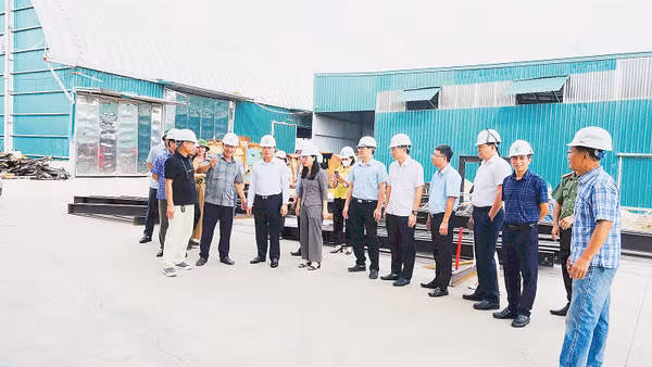 Phó Chủ tịch UBND tỉnh Bắc Ninh Đào Quang Khải (thứ ba từ trái qua) nghe thuyết trình mô hình ứng dụng công nghệ VPD của Nhà máy xử lý rác thải Yên Dũng.