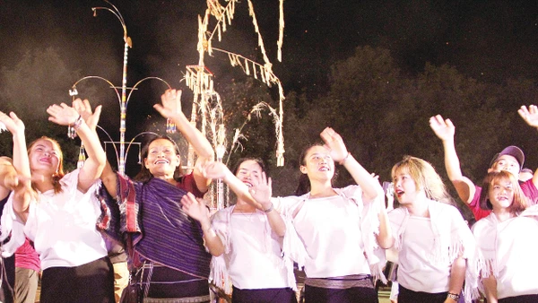 Nghệ nhân ưu tú Touneh Mabio (thứ hai từ trái sang) cùng các học trò.