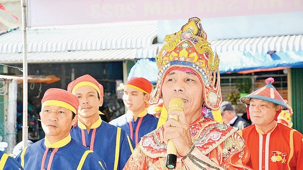 Ông Nguyễn Tấn Sâm (Bình Sơn, Quảng Ngãi) đảm nhận vai Tổng Tiền trong hát bả trạo. Ảnh: Như Đồng