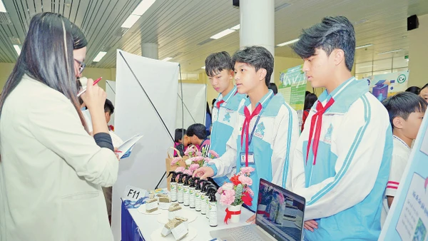 Các em học sinh Trường Chu Văn An, Ea Kar, Đắk Lắk, đang giới thiệu sản phẩm STEM của mình.
