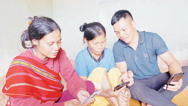 Người dân thôn La Giông, xã Đăk Tờ Kan tiếp cận thông tin đã được số hóa. Ảnh: Thu Hiền 