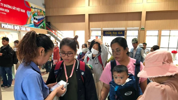 Hành trình lên tàu tại ga Sài Gòn.