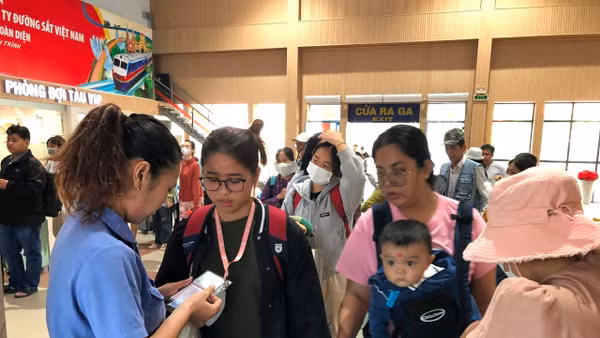 Hành trình lên tàu tại ga Sài Gòn.