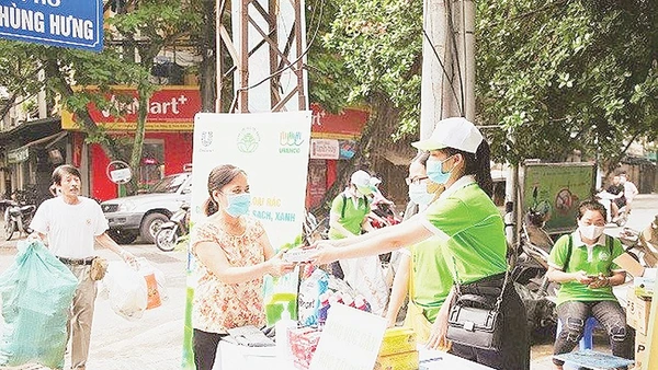 Công ty TNHH MTV Môi trường đô thị Hà Nội thí điểm đổi rác thải nhựa lấy quà, nhằm tạo thói quen phân loại rác trong nhân dân. Ảnh: Hoàng Hiệp