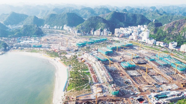 Trung tâm du lịch cao cấp đang dần thành hình tại đặc khu Cát Bà (Hải Phòng). Ảnh: Lê Minh 