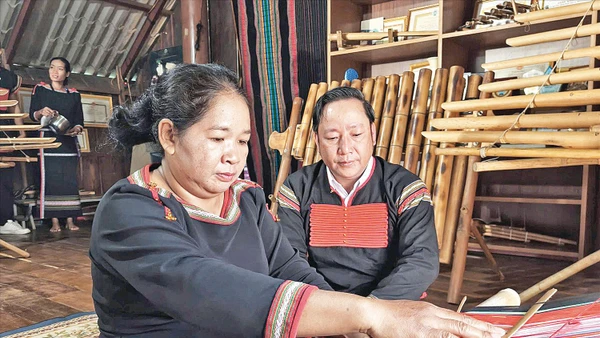 Giới thiệu kỹ thuật dệt thổ cẩm thủ công truyền thống tại buổi livestream.