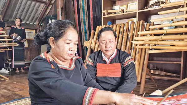 Giới thiệu kỹ thuật dệt thổ cẩm thủ công truyền thống tại buổi livestream.