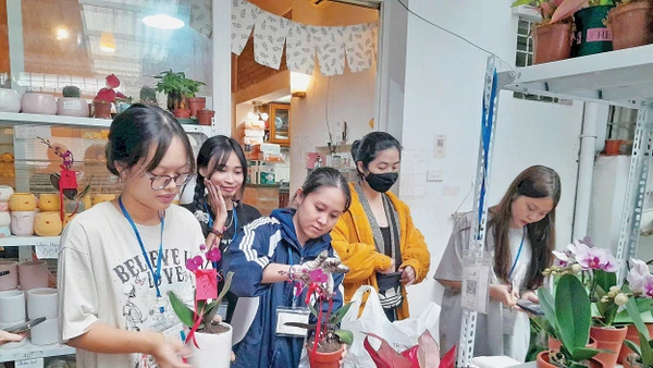 Các bạn trẻ, tình nguyện viên đang chăm chút cho cây, cho hoa để “đổi” lấy rác, phế liệu.