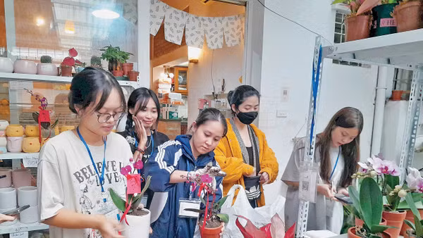 Các bạn trẻ, tình nguyện viên đang chăm chút cho cây, cho hoa để “đổi” lấy rác, phế liệu.