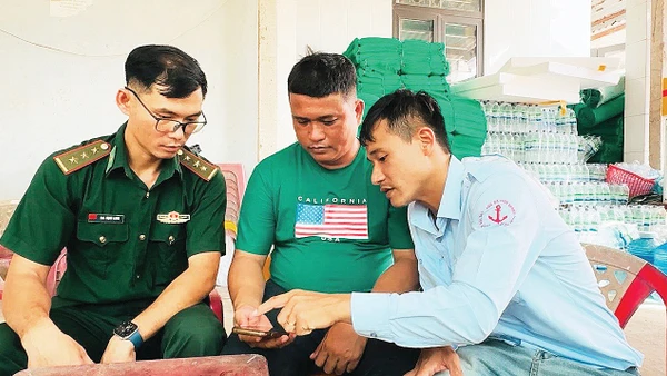 Ngư dân Quảng Ngãi khai báo xuất nhập bến, ghi nhật ký khai thác chỉ bằng vài thao tác trên điện thoại thông minh.