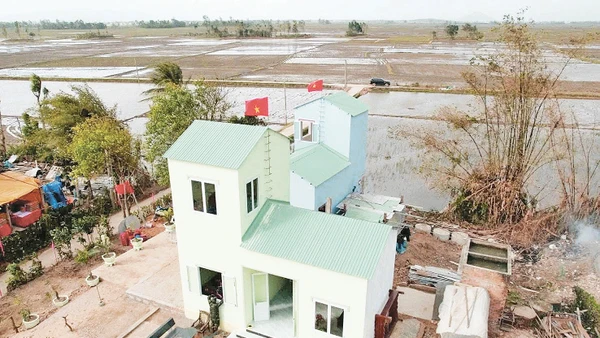 Những ngôi nhà mới vừa dựng lên tại Hòa Thịnh. Ảnh: XC