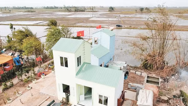 Những ngôi nhà mới vừa dựng lên tại Hòa Thịnh. Ảnh: XC