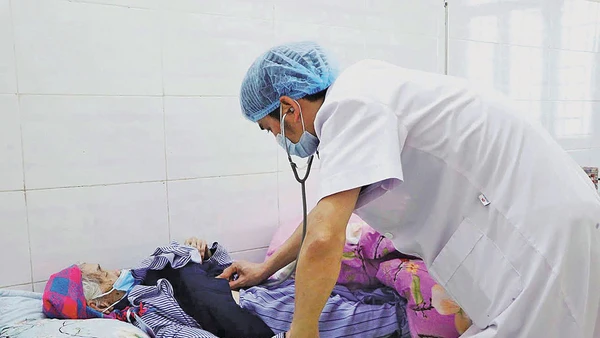 Thăm khám cho bệnh nhân sau mổ tại Bệnh viện Đa khoa Phong Thổ (tỉnh Lai Châu).