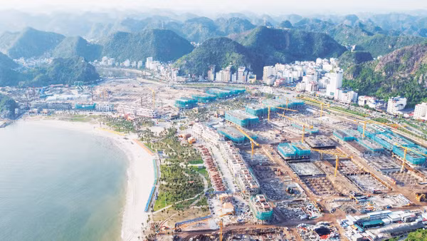 Trung tâm du lịch cao cấp đang dần thành hình tại đặc khu Cát Bà (Hải Phòng). Ảnh: Lê Minh 