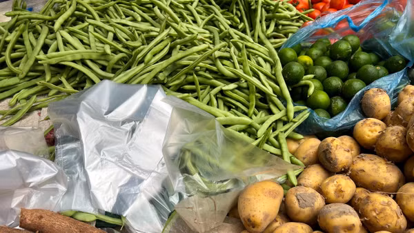 Ở chợ dân sinh, túi nylon thường được để sẵn, miễn phí, phục vụ người mua.