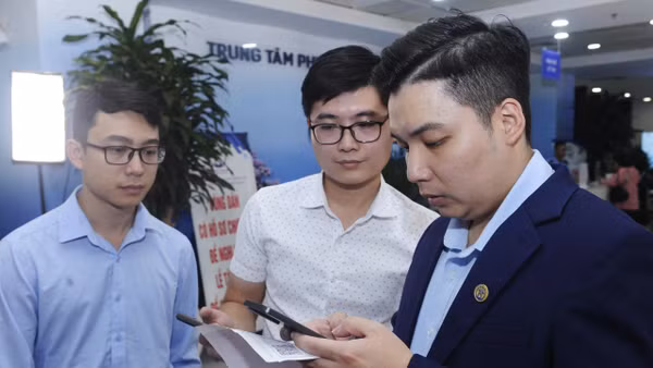 Người dân được hướng dẫn chu đáo, nhiệt tình khi làm thủ tục hành chính online. Ảnh: Hải Nam