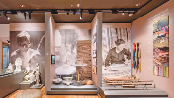 Không gian nghề thủ công truyền thống được kết hợp sinh động giữa hiện vật, ảnh và ánh sáng.