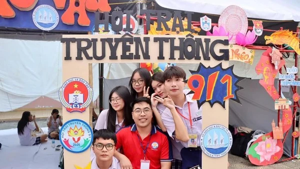 Các học sinh Trường THPT Trần Cao Vân háo hức check-in tại hội trại truyền thống 9/1 tại Trường THPT Nguyễn Thượng Hiền.