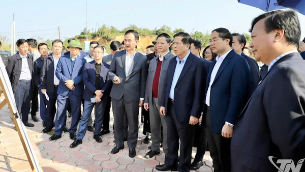 Đồng chí Bộ trưởng Trần Hồng Minh và Đoàn công tác kiểm tra thực địa tại đường Vành đai 5.