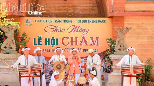 Màn hòa tấu nhạc cụ truyền thống của đồng bào Chăm.