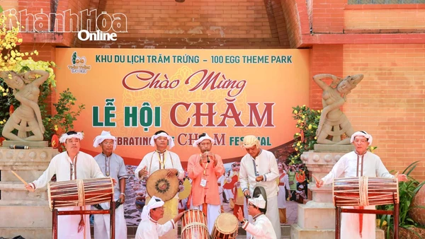 Màn hòa tấu nhạc cụ truyền thống của đồng bào Chăm.