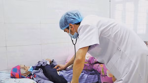 Thăm khám cho bệnh nhân sau mổ tại Bệnh viện Đa khoa Phong Thổ (tỉnh Lai Châu).