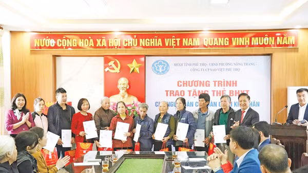 Trao tặng thẻ bảo hiểm y tế cho những người dân có hoàn cảnh đặc biệt tại Phú Thọ. Ảnh: Báo Phú Thọ