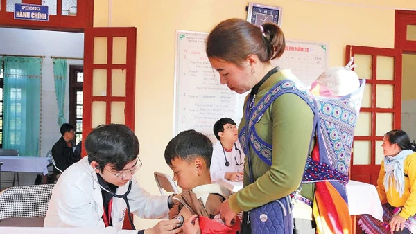 Chăm sóc sức khỏe cho trẻ em từ tuyến cơ sở tại Lào Cai. Ảnh: Báo Sức khỏe & Đời sống