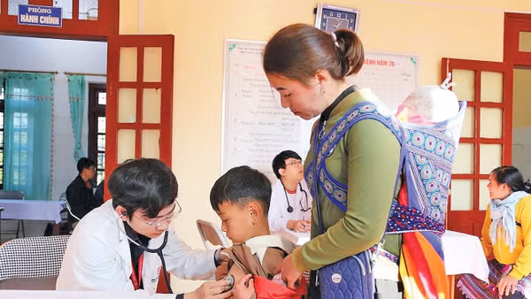 Chăm sóc sức khỏe cho trẻ em từ tuyến cơ sở tại Lào Cai. Ảnh: Báo Sức khỏe & Đời sống
