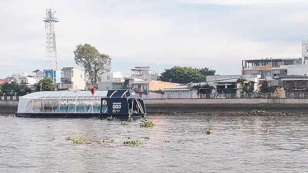 Vận hành Interceptor 003 trên sông Cần Thơ.