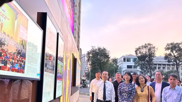 Các đại biểu tham quan "Con đường Nhiếp ảnh".