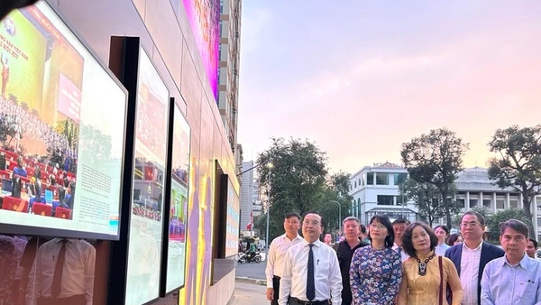 Các đại biểu tham quan "Con đường Nhiếp ảnh".