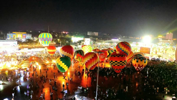 Ban tổ chức ước đón gần 1,2 triệu khách trải nghiệm các hoạt động, tham quan làng hoa, xem trình diễn khinh khí cầu.