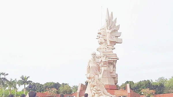 Thế hệ trẻ đến tưởng niệm và tham quan tại Công viên Tượng đài Chiến thắng ở Tân An (Tây Ninh).