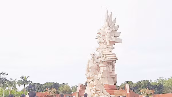 Thế hệ trẻ đến tưởng niệm và tham quan tại Công viên Tượng đài Chiến thắng ở Tân An (Tây Ninh).