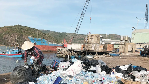 Rác thải được phân loại ngay tại cảng khi tàu cập bờ. Ảnh: Vân Sơn
